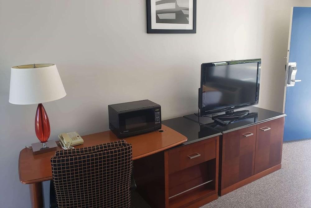 Days Inn & Suites by Wyndham St. Ignace Lakefront
