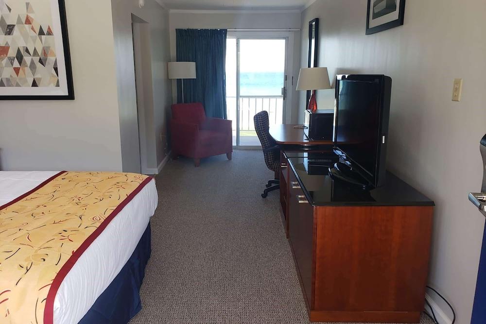 Days Inn & Suites by Wyndham St. Ignace Lakefront