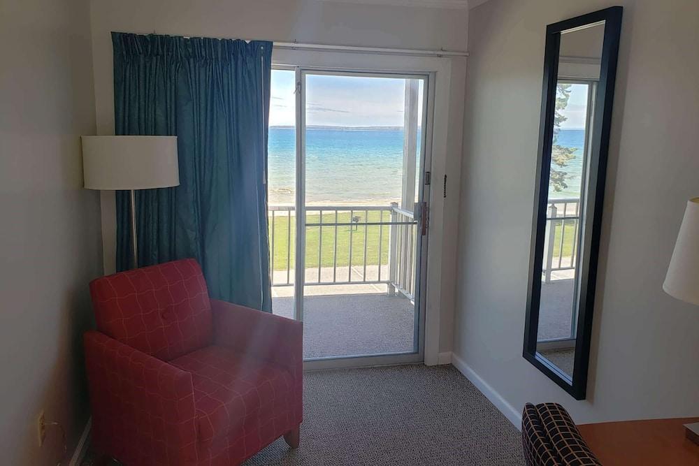 Days Inn & Suites by Wyndham St. Ignace Lakefront