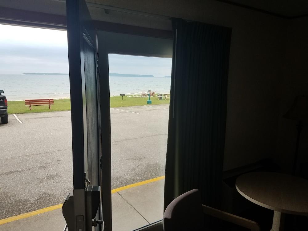 Days Inn & Suites by Wyndham St. Ignace Lakefront