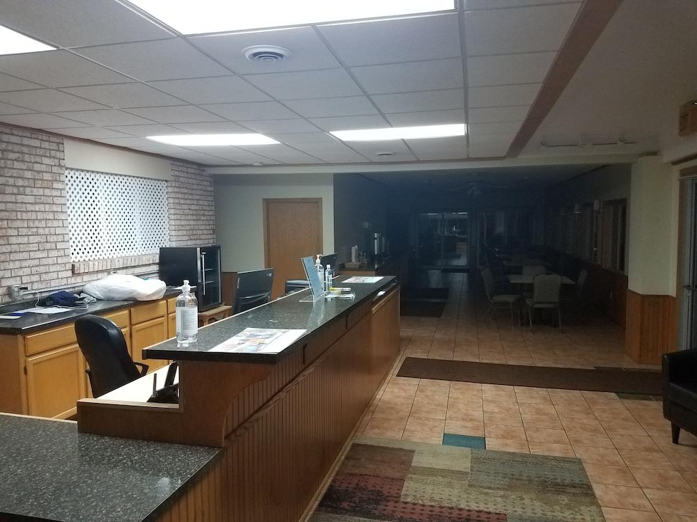 Days Inn & Suites by Wyndham St. Ignace Lakefront