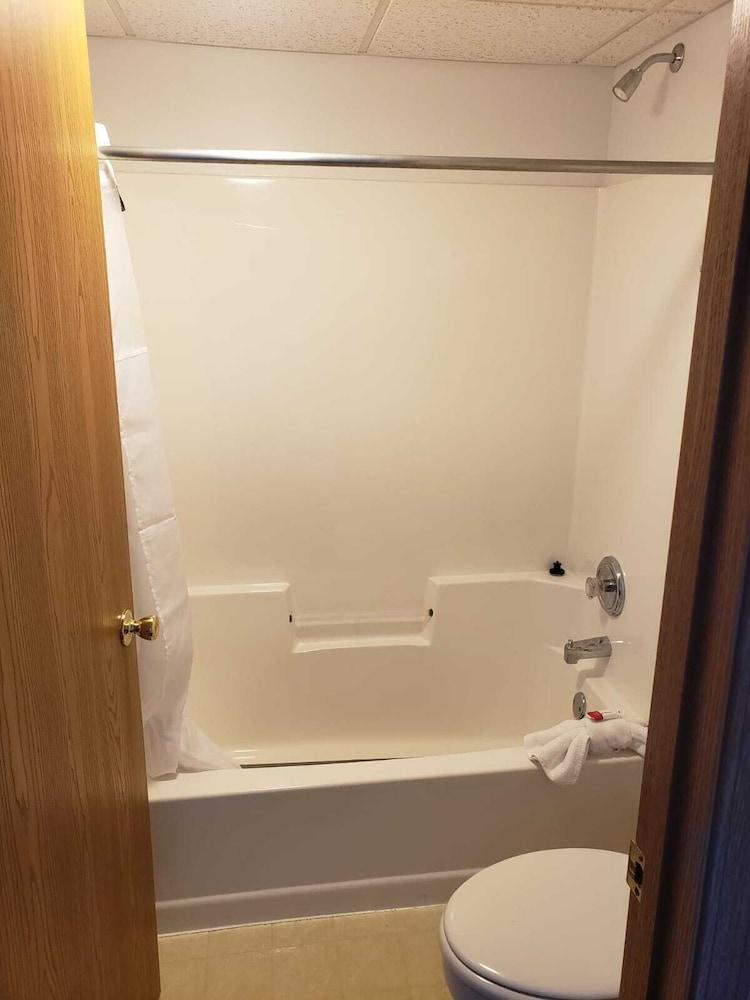 Days Inn & Suites by Wyndham St. Ignace Lakefront