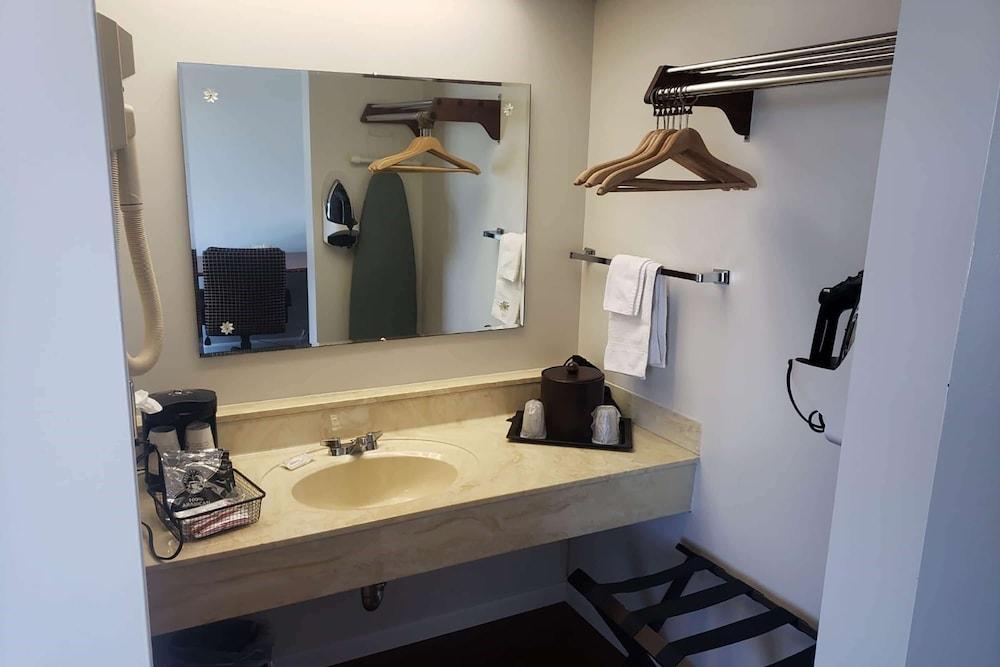 Days Inn & Suites by Wyndham St. Ignace Lakefront