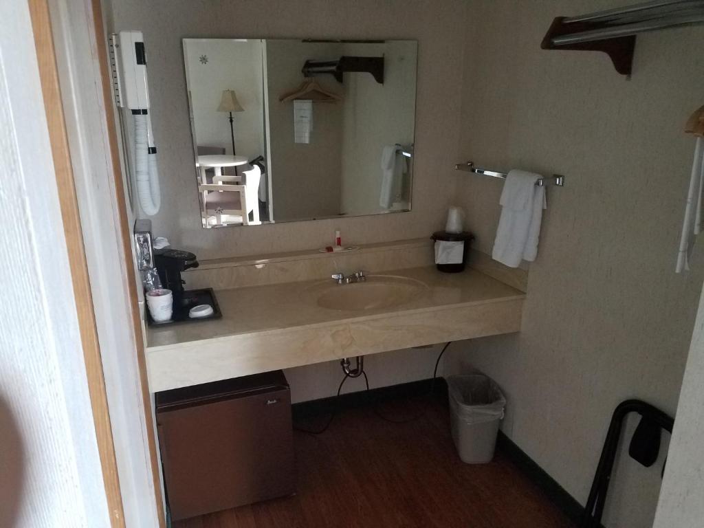 Days Inn & Suites by Wyndham St. Ignace Lakefront