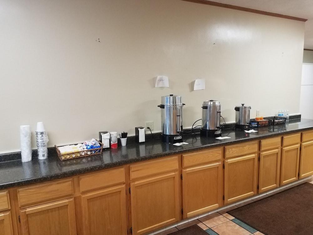 Days Inn & Suites by Wyndham St. Ignace Lakefront