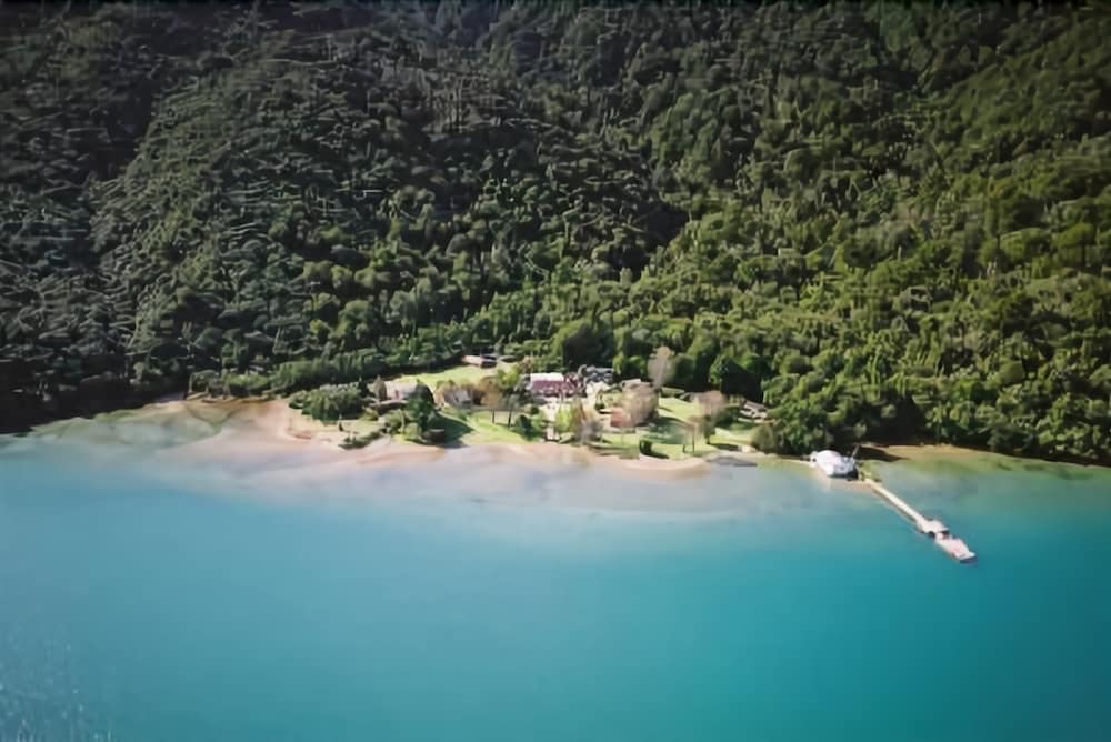Furneaux Lodge