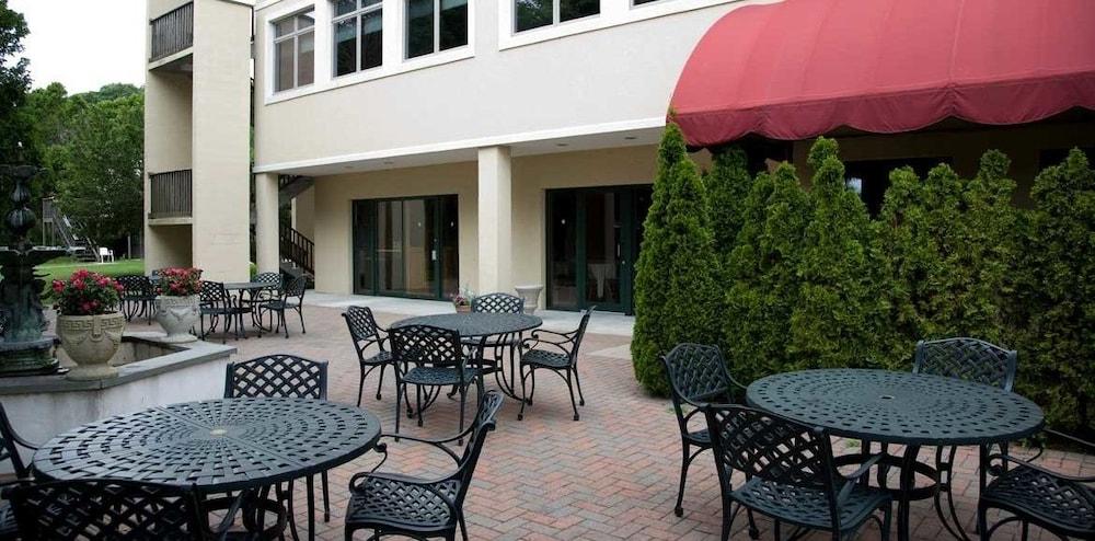 Winnapaug Inn