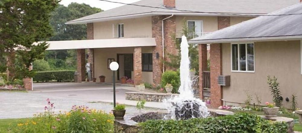 Winnapaug Inn