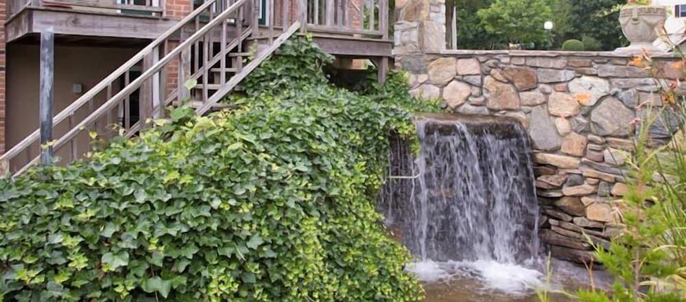 Winnapaug Inn