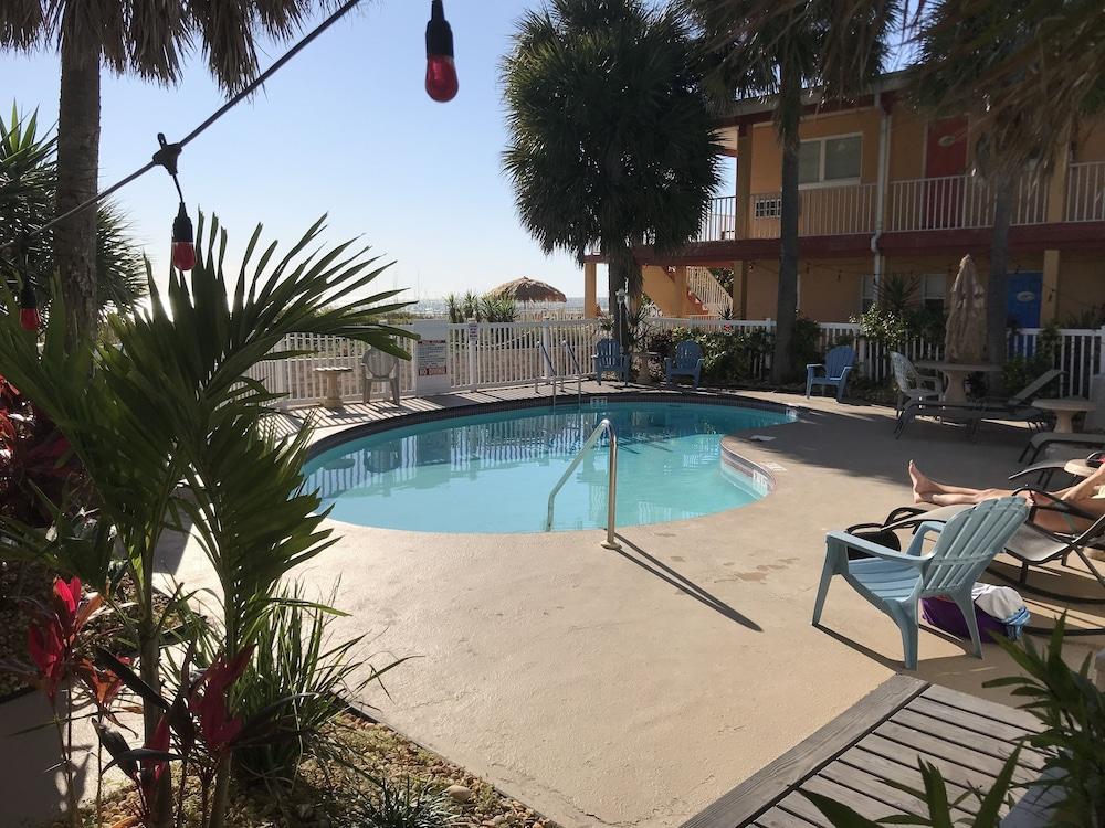 Schooner Hotel
