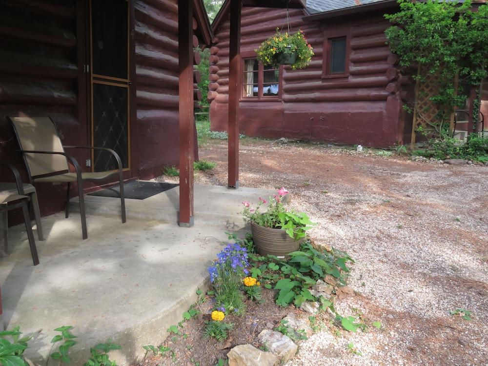 Tall Pines Inn