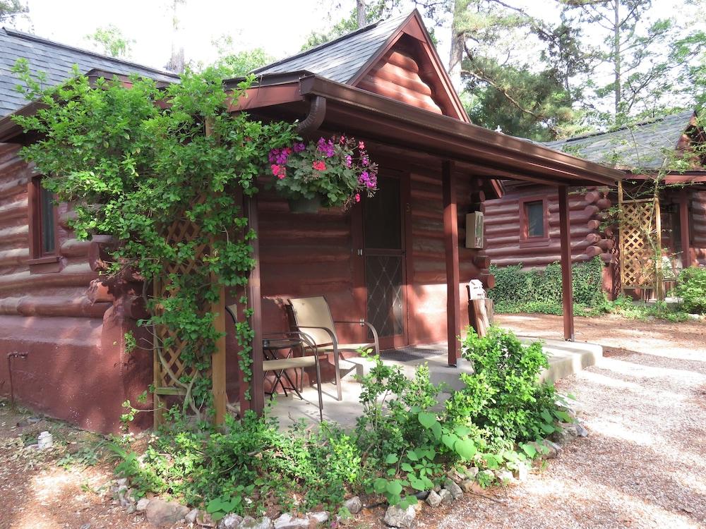 Tall Pines Inn