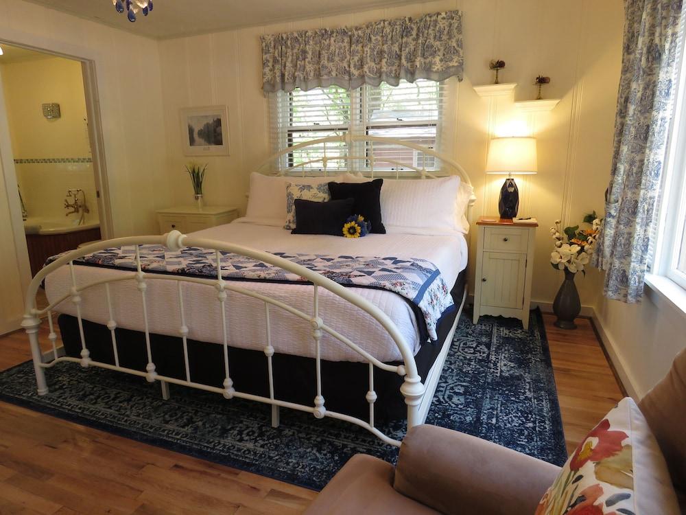 Tall Pines Inn