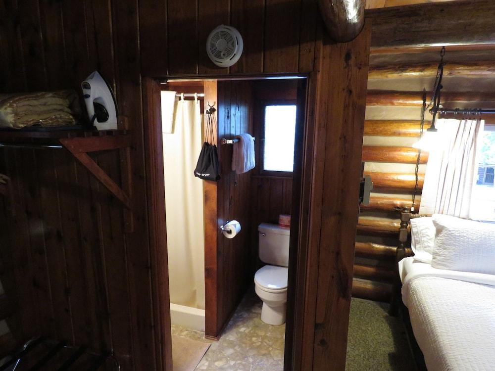 Tall Pines Inn