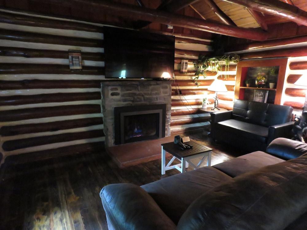Tall Pines Inn