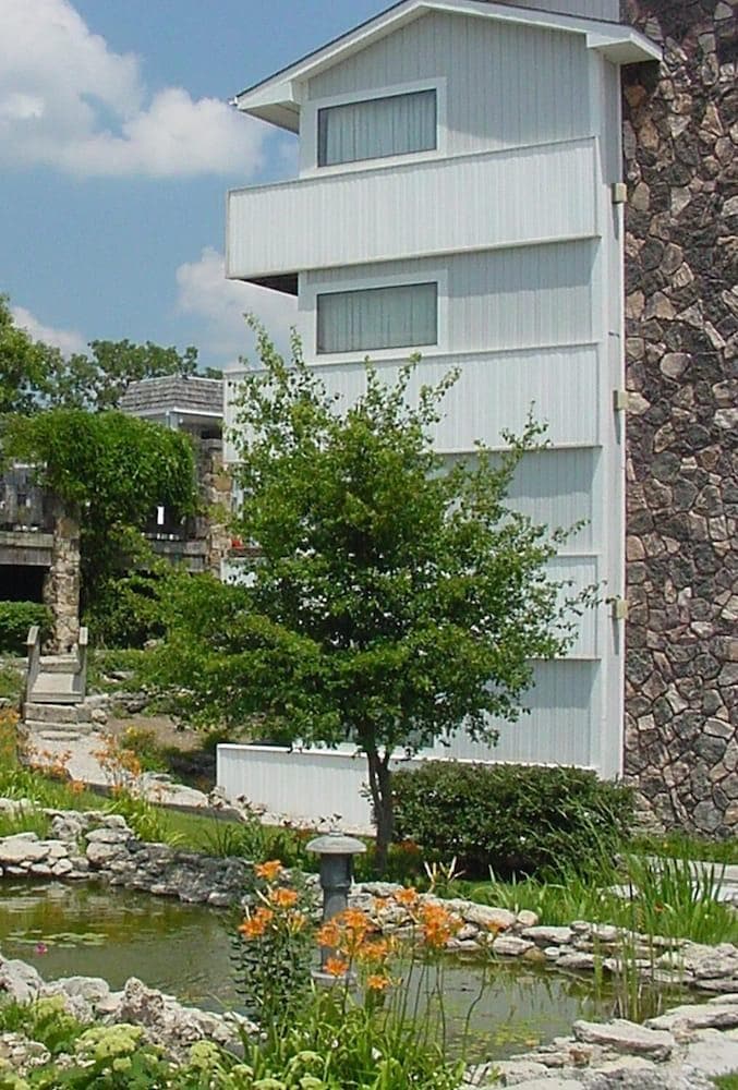 Quail's Nest Inn & Suites