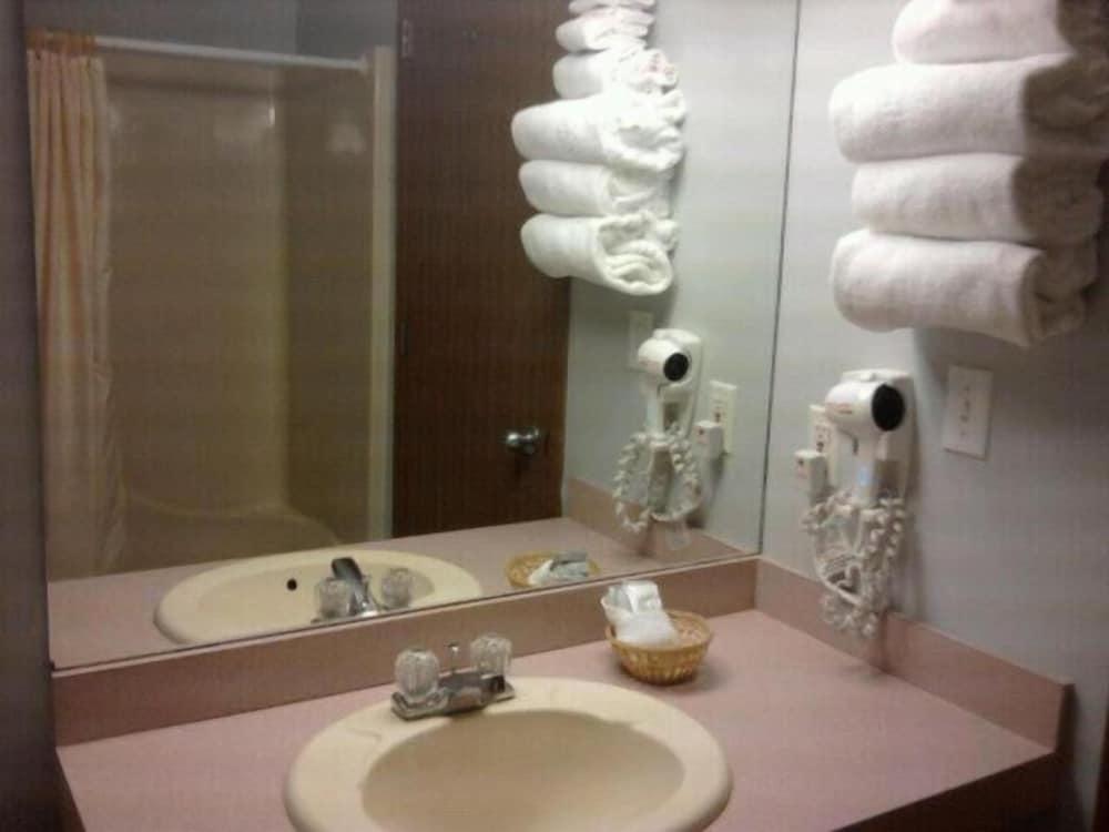 Quail's Nest Inn & Suites