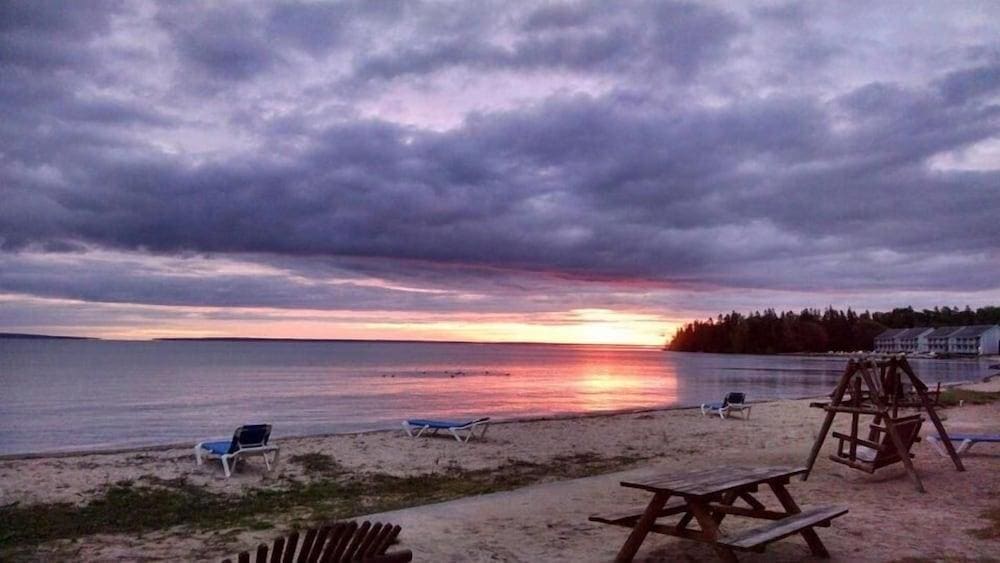 The Beach House of Mackinaw City