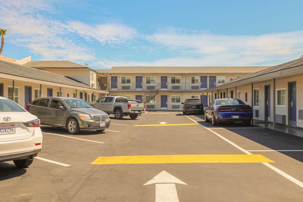 Tustin Motor Lodge