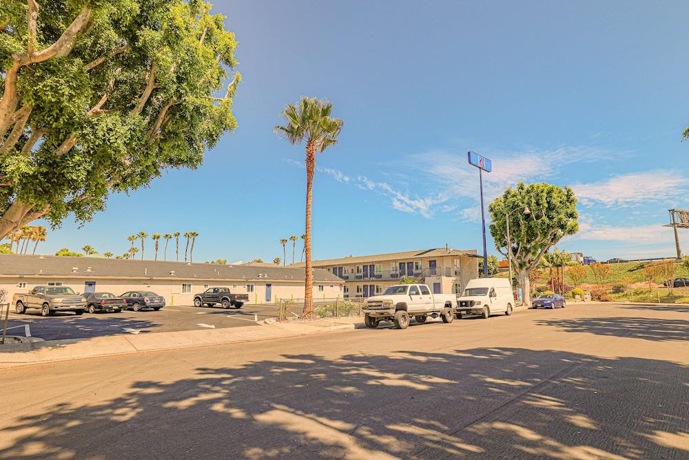 Tustin Motor Lodge