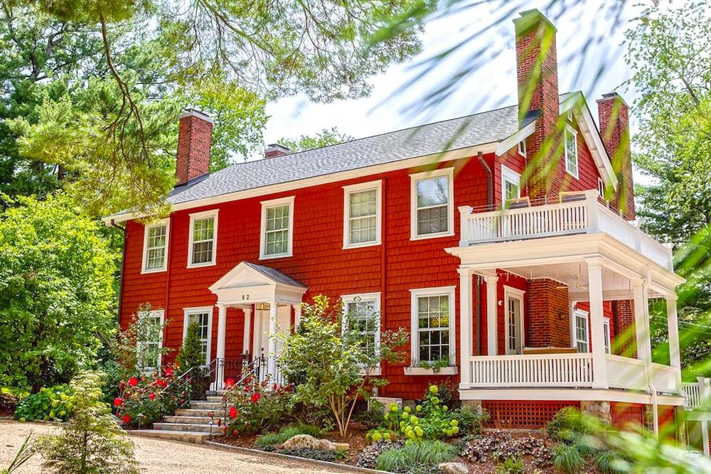 The Applewood Manor