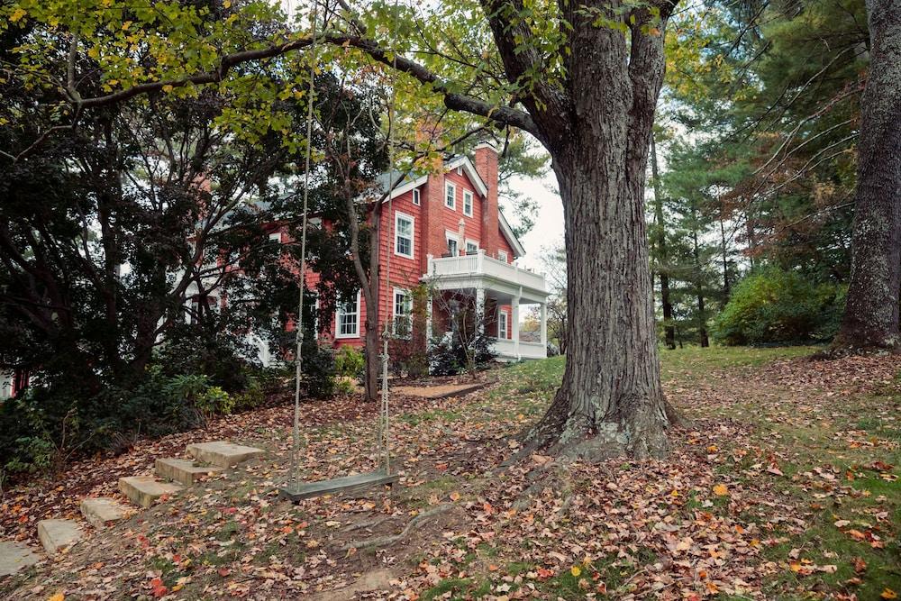 The Applewood Manor