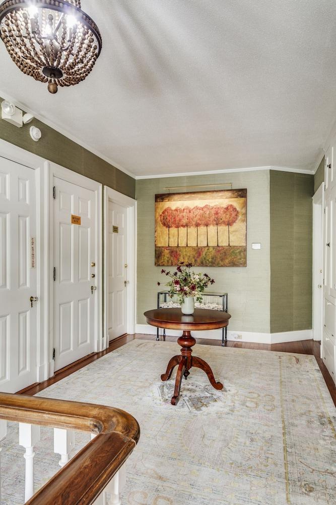 The Applewood Manor