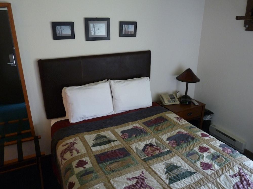 Riverbank Lodge