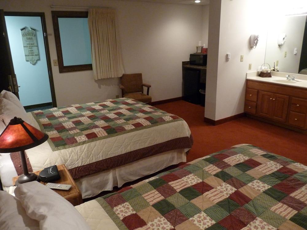 Riverbank Lodge