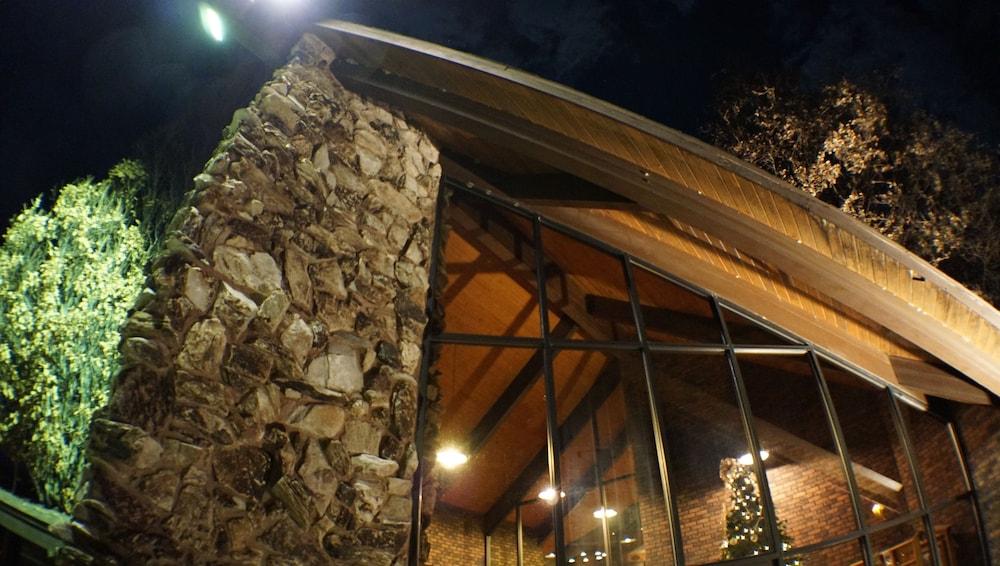 Riverbank Lodge