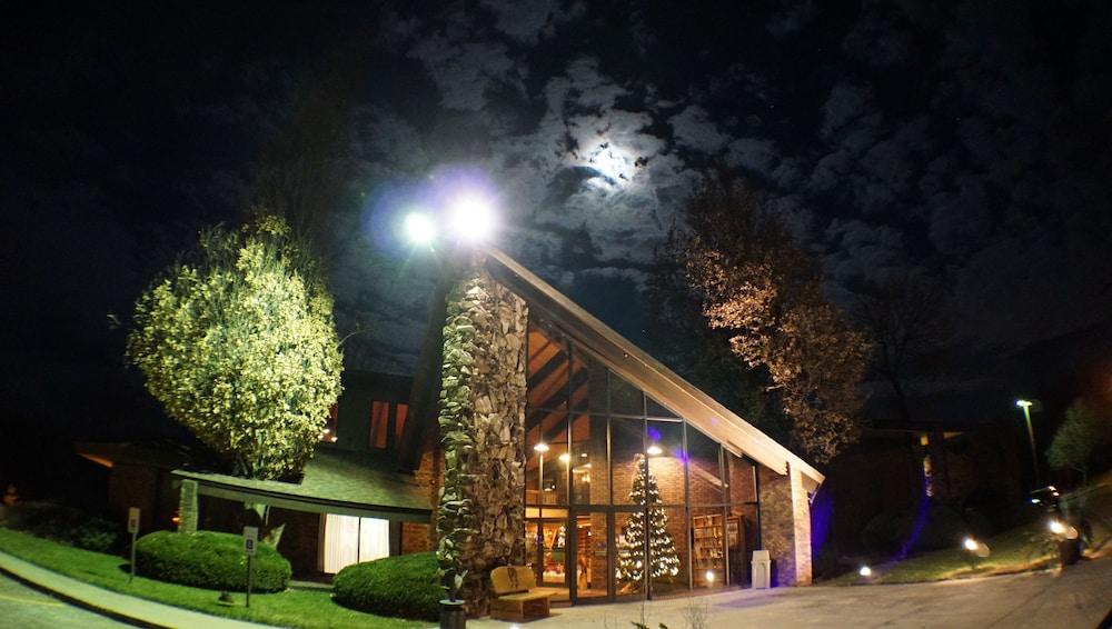 Riverbank Lodge
