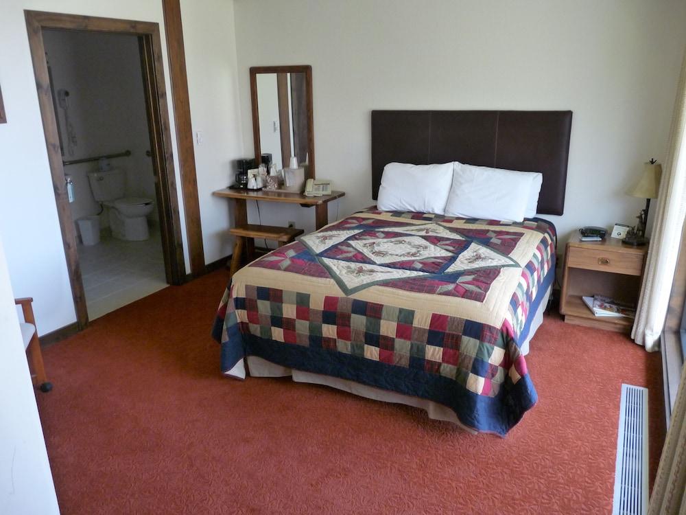 Riverbank Lodge