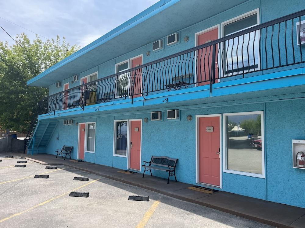 Lakeside Villa Inn & Suites