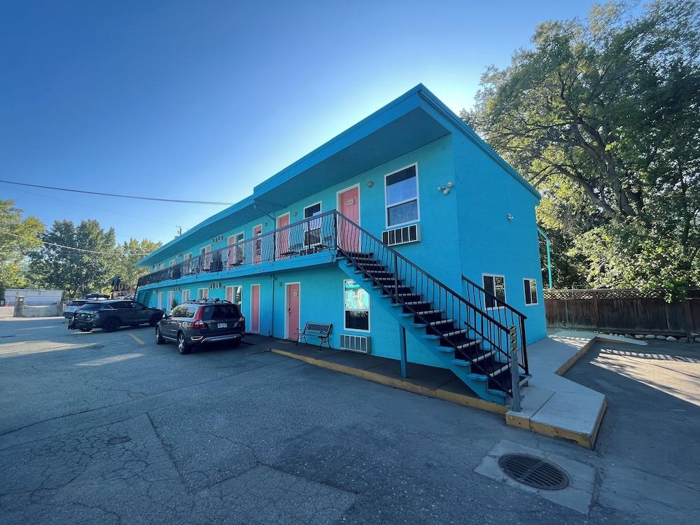 Lakeside Villa Inn & Suites