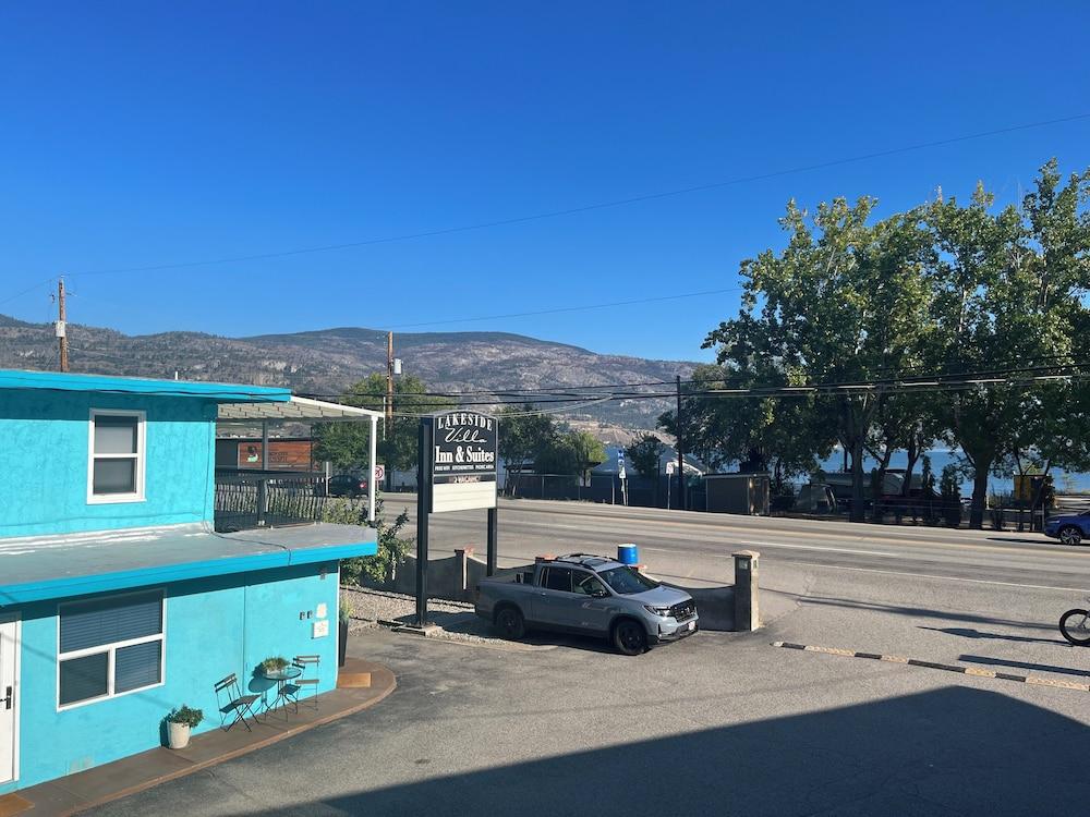 Lakeside Villa Inn & Suites