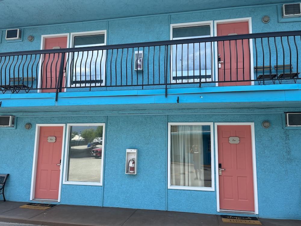 Lakeside Villa Inn & Suites