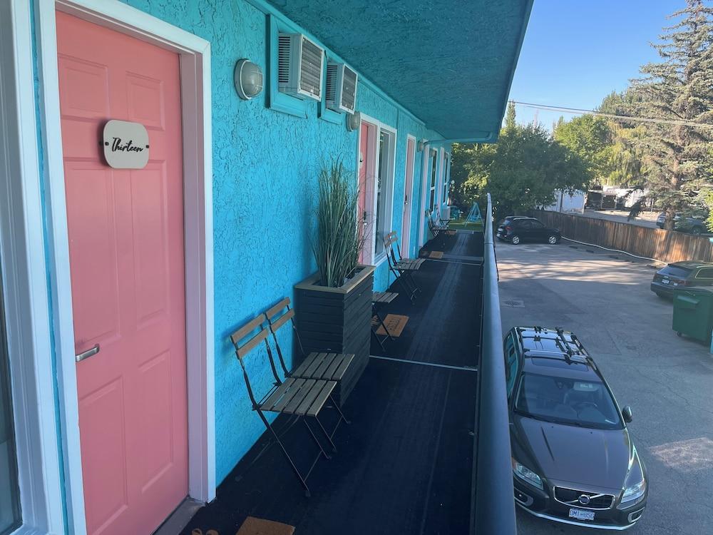 Lakeside Villa Inn & Suites