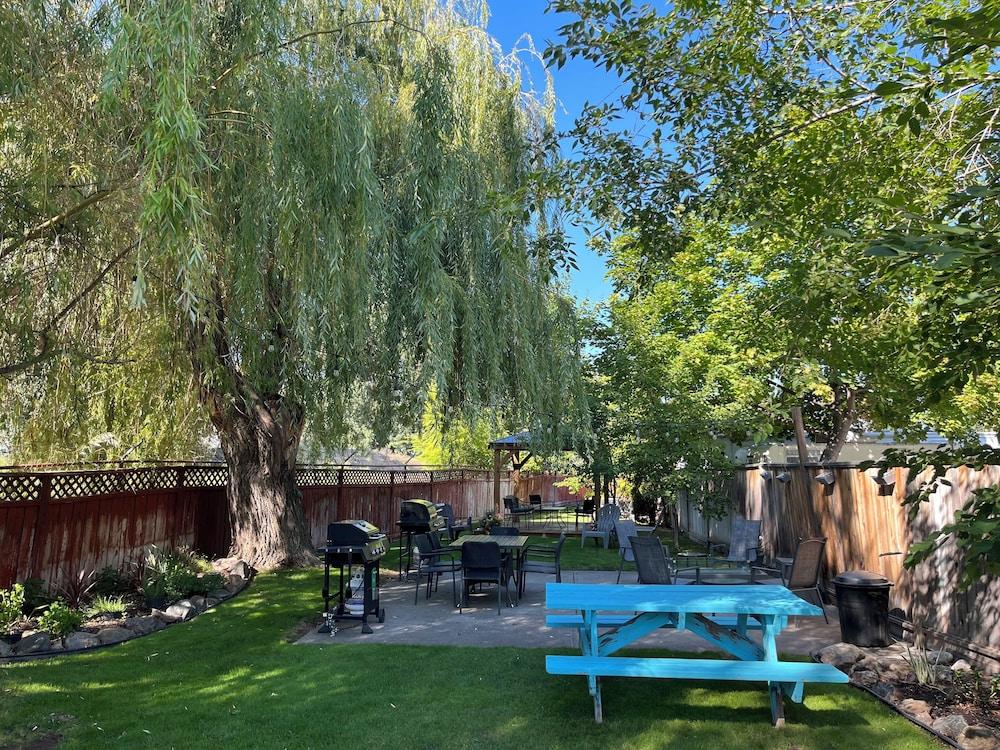 Lakeside Villa Inn & Suites