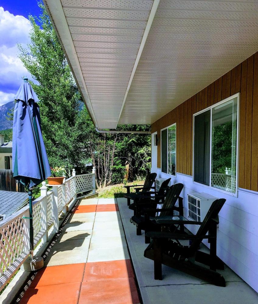 Crescent Motel