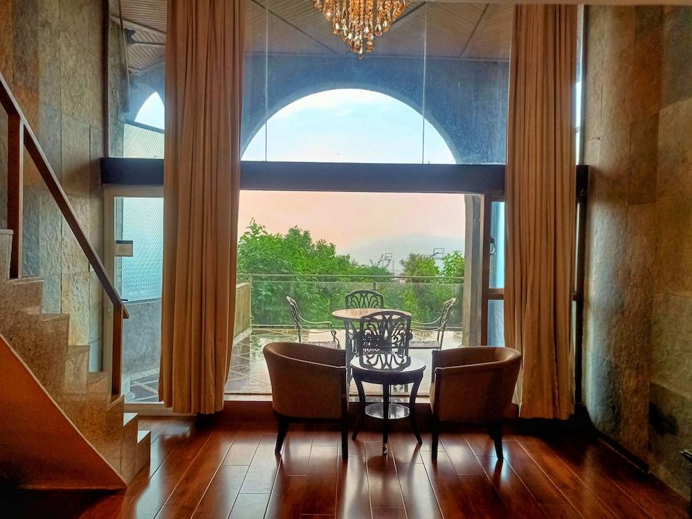 Ravine Hotel