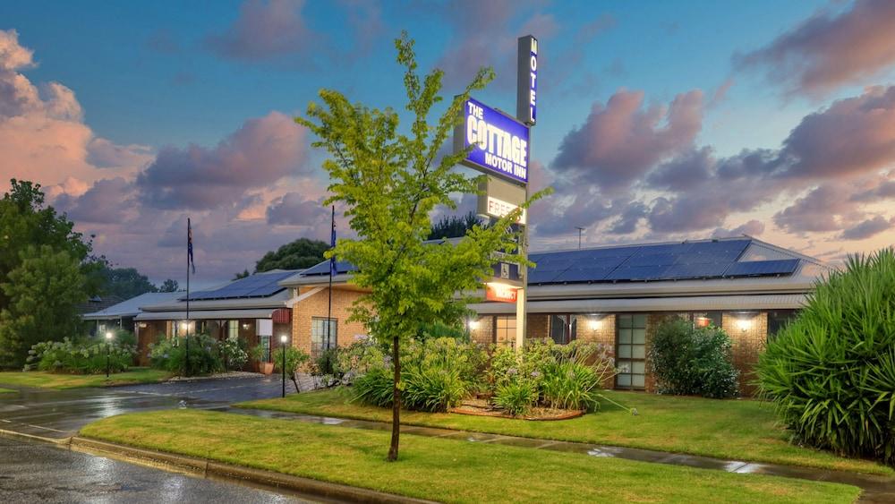 Cottage Motor Inn