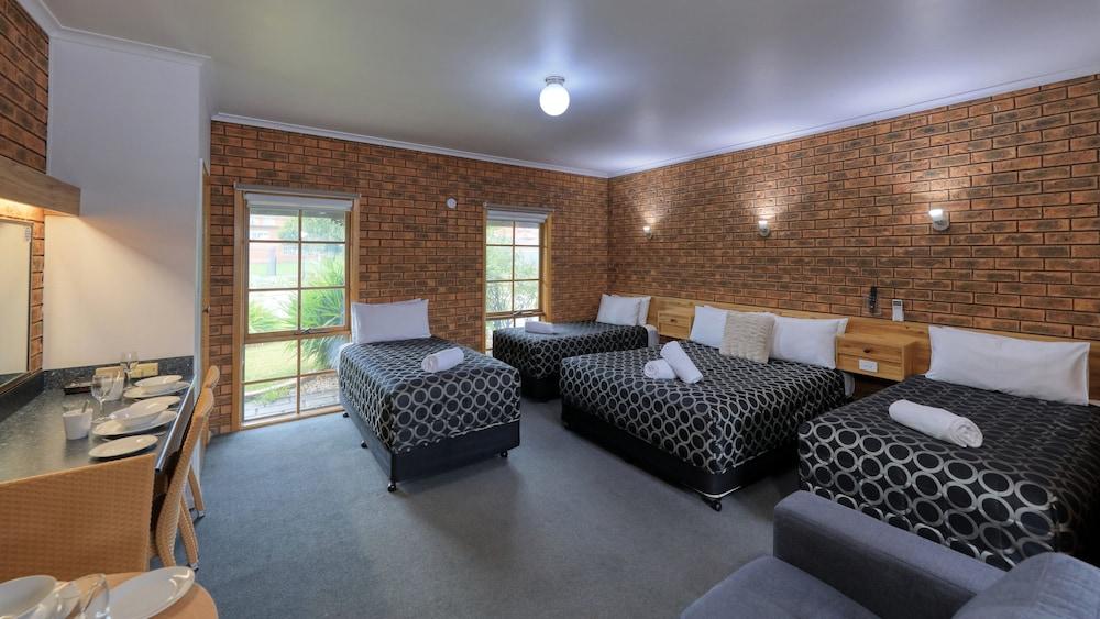 Cottage Motor Inn