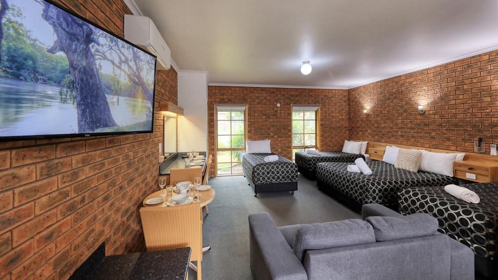 Cottage Motor Inn