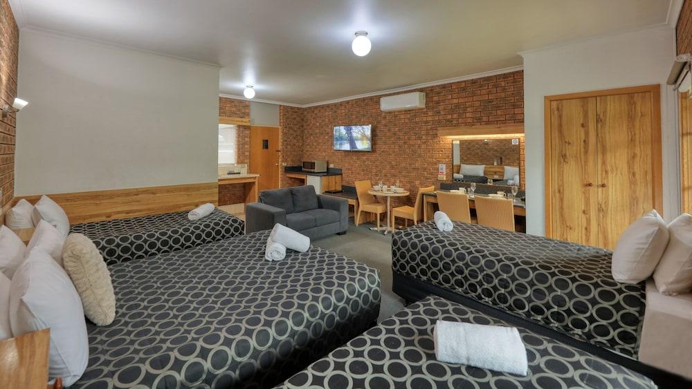 Cottage Motor Inn
