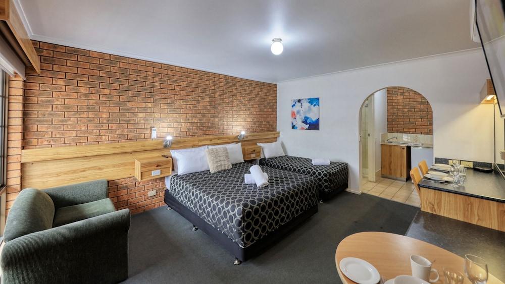 Cottage Motor Inn