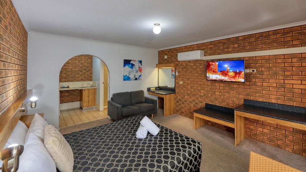 Cottage Motor Inn