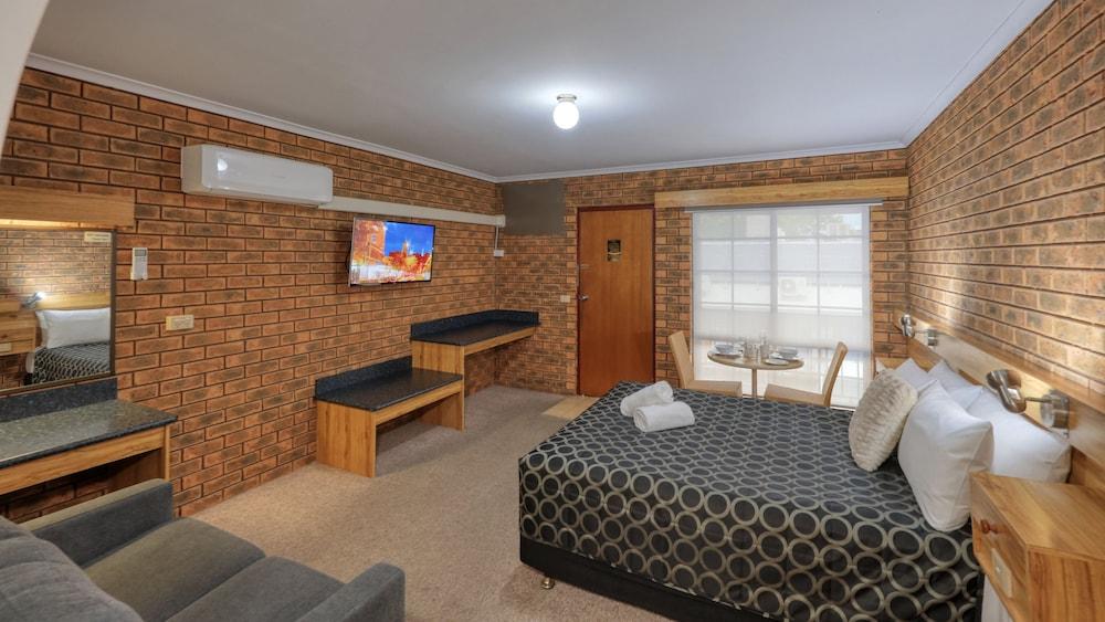 Cottage Motor Inn