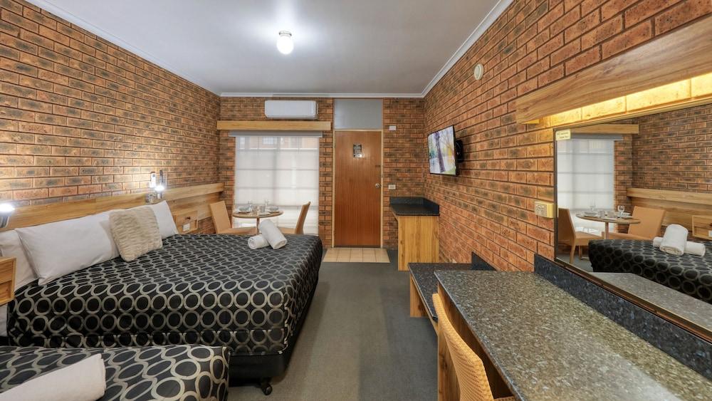 Cottage Motor Inn
