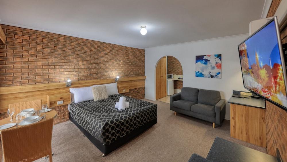 Cottage Motor Inn