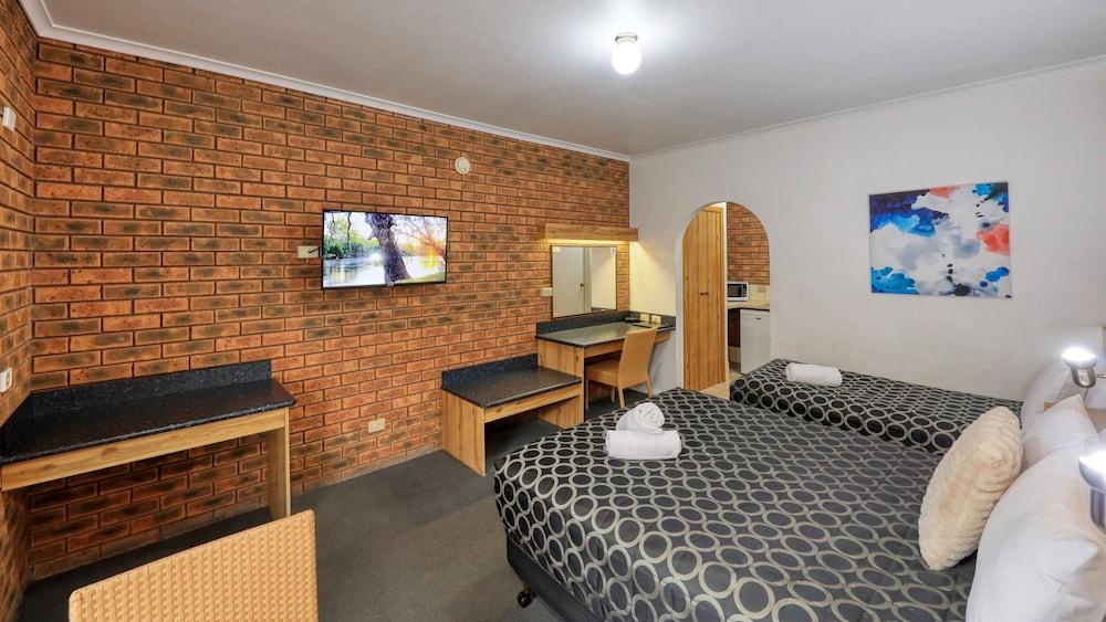 Cottage Motor Inn